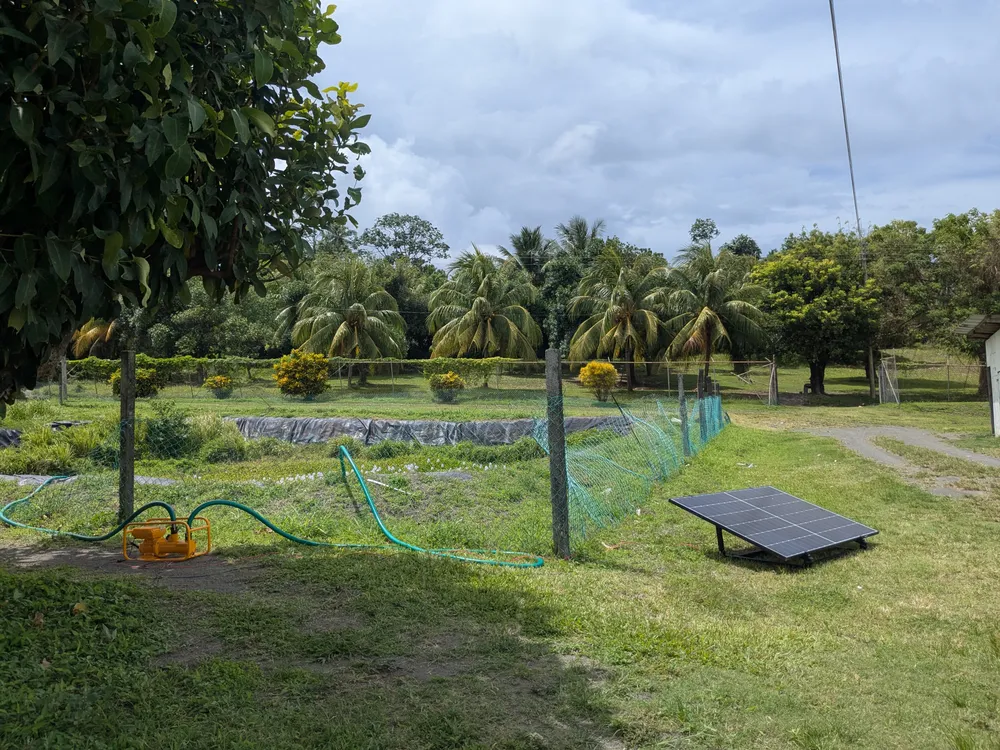 Solar pumping installation supporting both drinking water and agricultural water systems