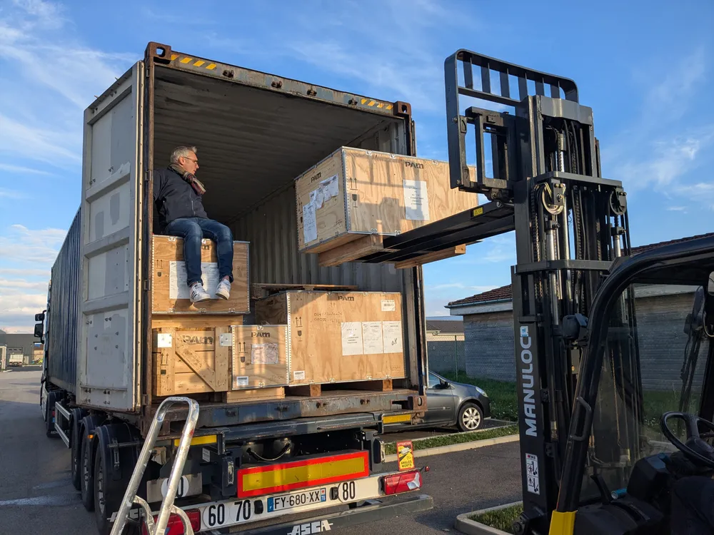 Container loading for international project logistics